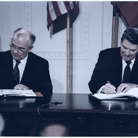 Reagan and Gorbachev sign INF Treaty