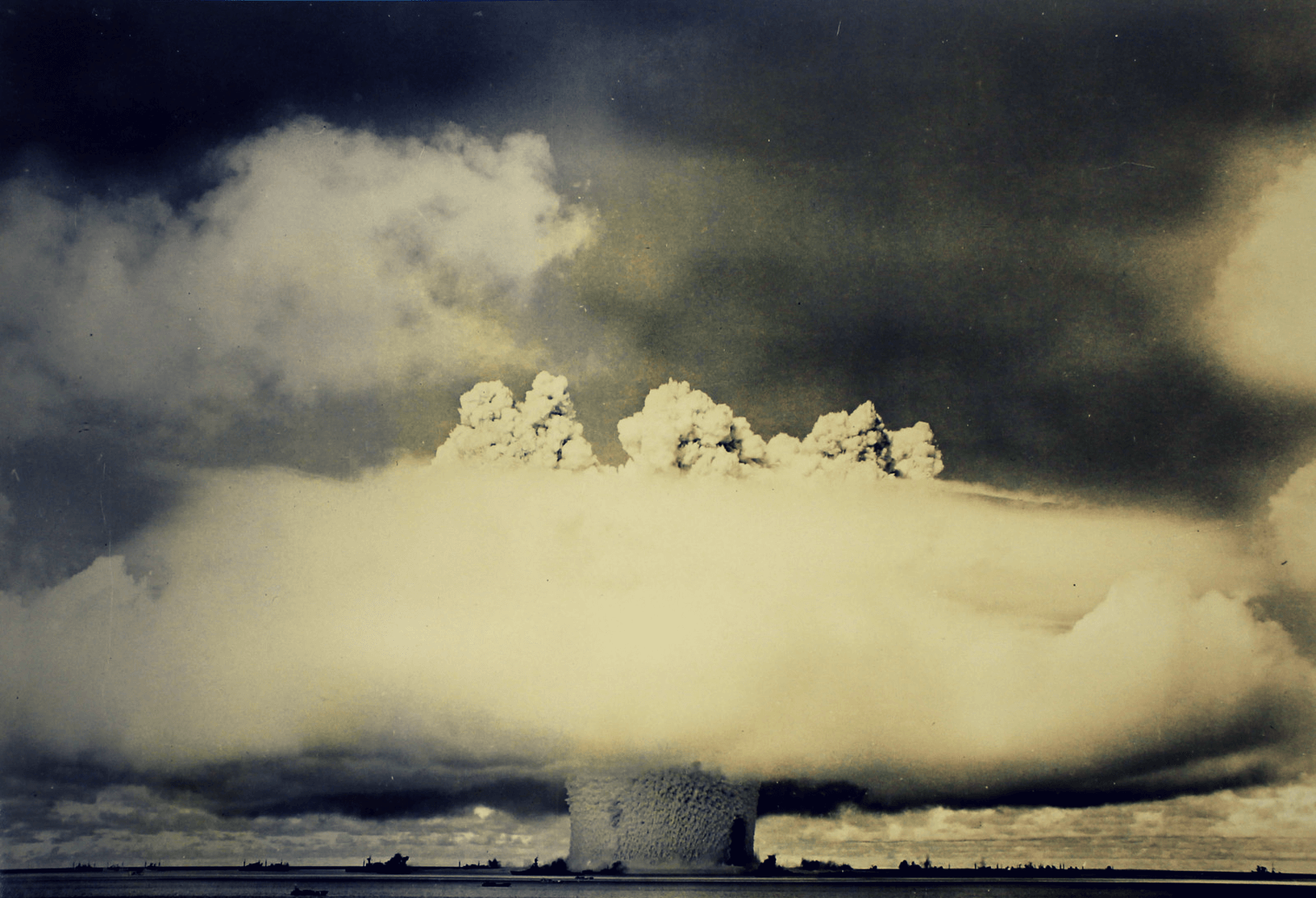 Sugar bombs fallout. Ядерное оружие Франции. Атмосферный ядерный взрыв. Ядерное оружие фото. Ядерное оружие в небе.